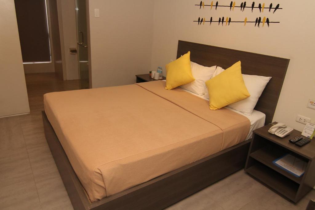 Postel nebo postele na pokoji v ubytování Mabolo Royal Hotel