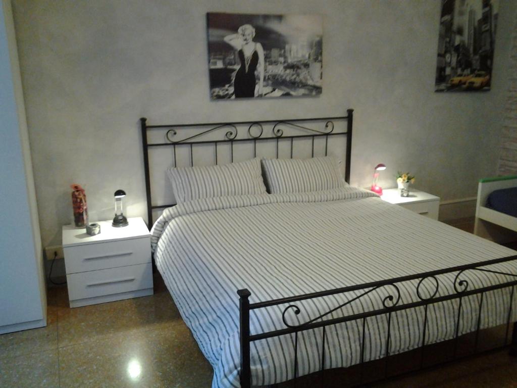 una camera con un grande letto e due comodini di Long Bridge House a Roma