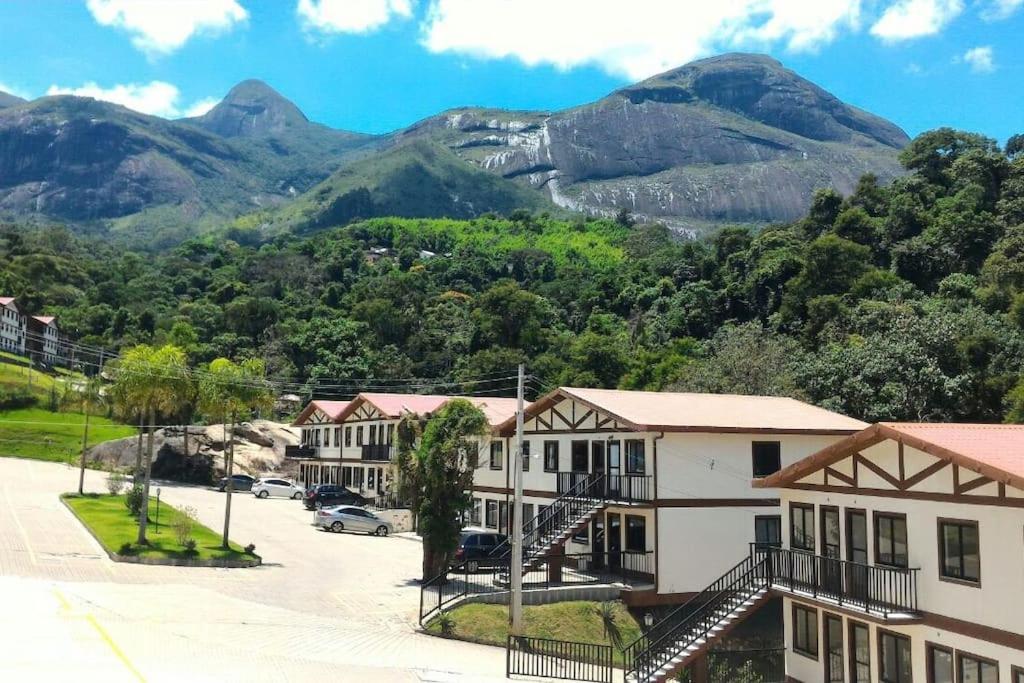 a view of a resort with mountains in the background at Stúdio Petrópolis, Alameda das Pedras in Petrópolis