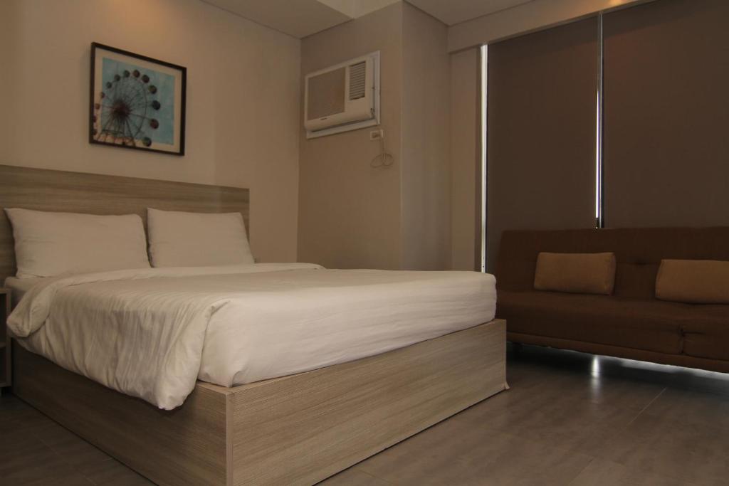 Postel nebo postele na pokoji v ubytování Mabolo Royal Hotel