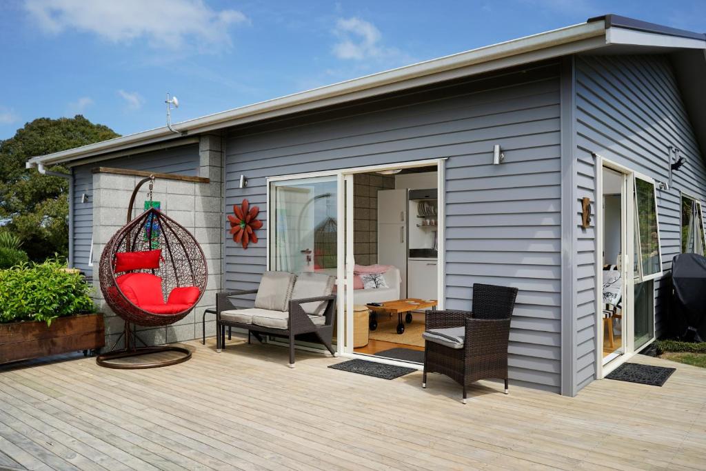 Patio nebo venkovní prostory v ubytování Fairview Unit 1 - Stay Waiheke
