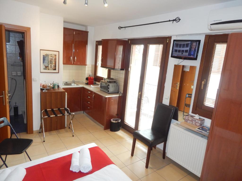 Kuchyňa alebo kuchynka v ubytovaní Kripis Studio Thessaloniki