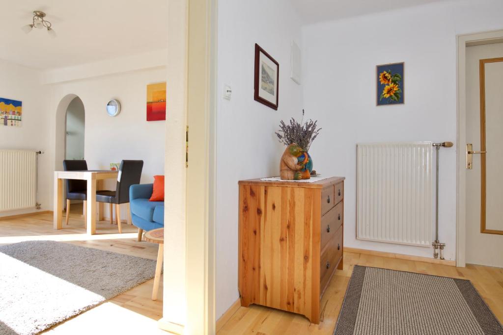 uma sala de estar com uma cómoda de madeira e uma mesa em Ferienwohnung Monika Knoflach em Innsbruck