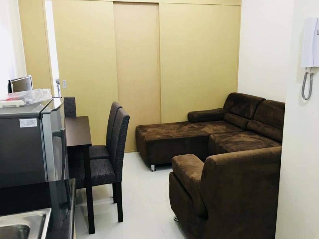 - un salon avec un canapé et une table dans l'établissement Sweethearts place 1 at wind residences, à Tagaytay