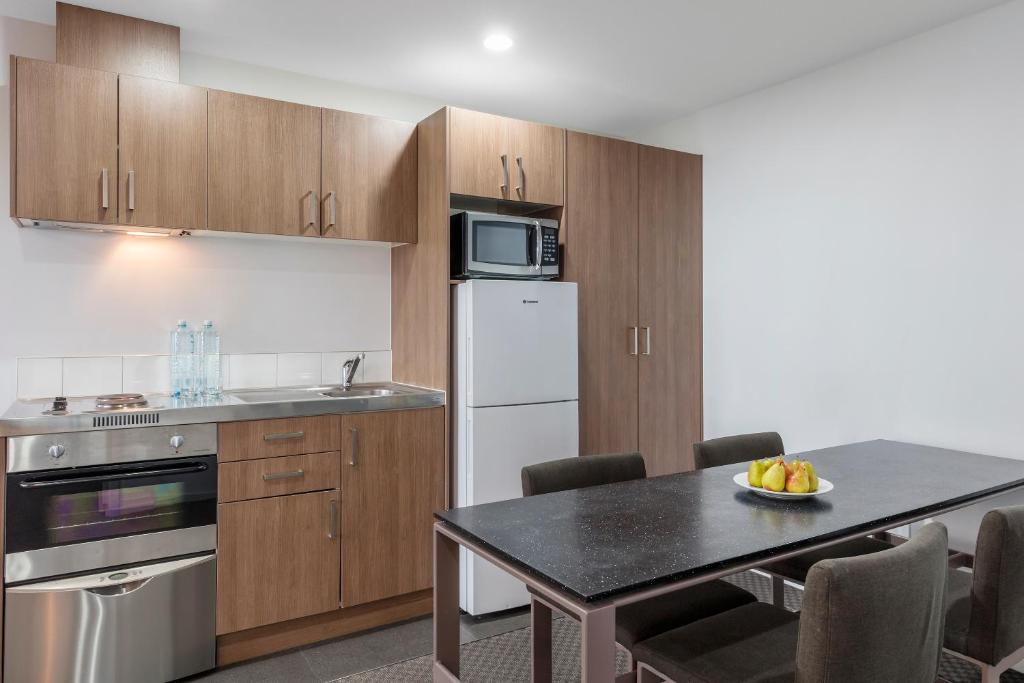 Kuchyň nebo kuchyňský kout v ubytování Nesuto St Martins Apartment Hotel