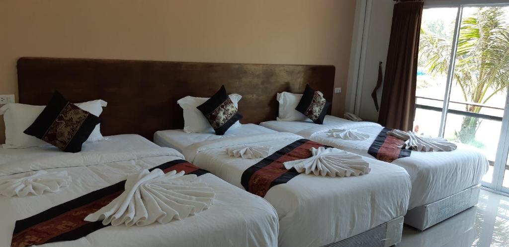 Hadthong Resort - Triple Room With Private Bathroom