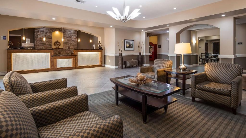 Abbeville的住宿－阿布維爾貝斯特韋斯特酒店，大厅配有沙发和桌子,位于客房内