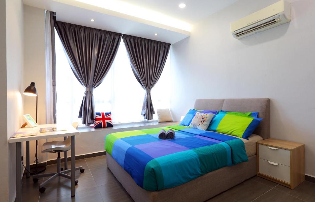 Een bed of bedden in een kamer bij Parkview Service Apartments