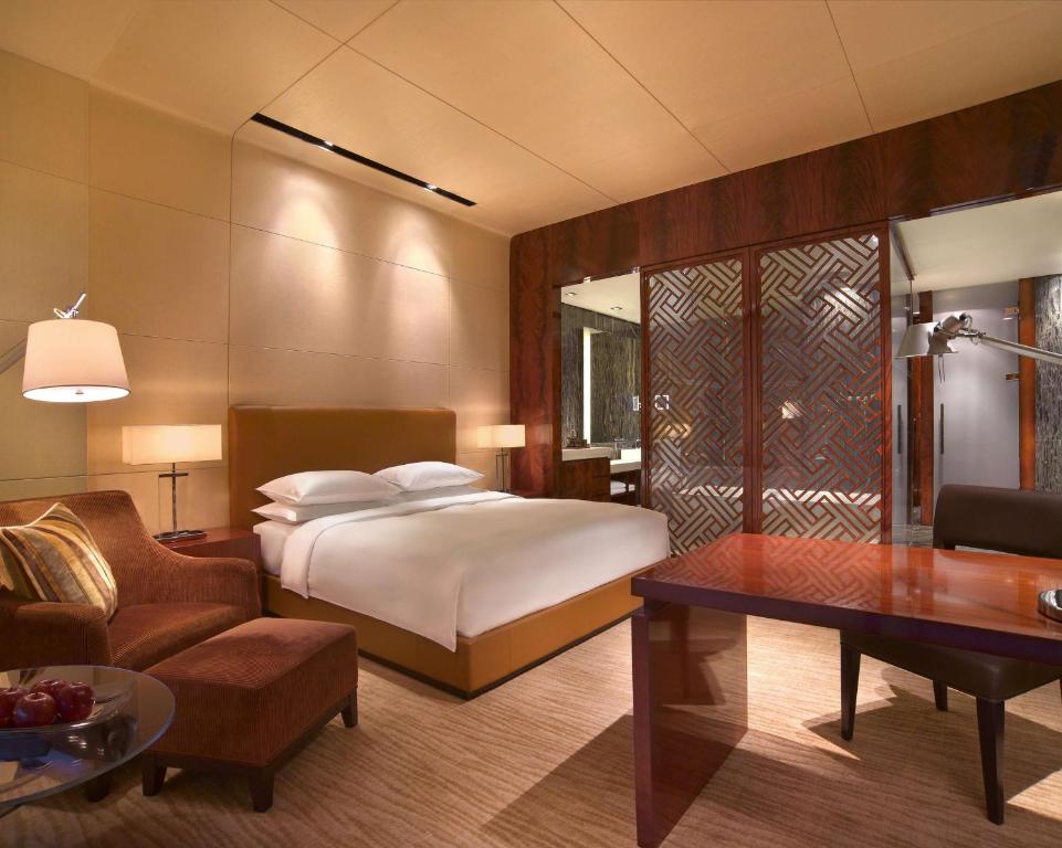 Postel nebo postele na pokoji v ubytování Grand Hyatt Shenzhen