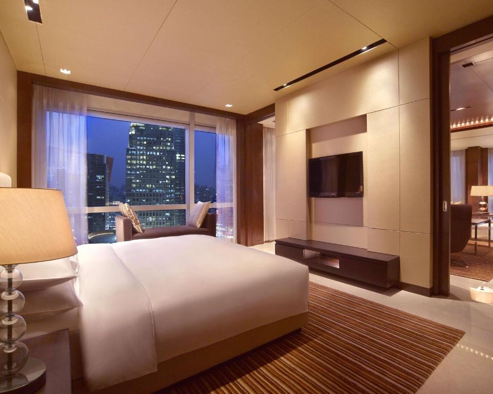 Postel nebo postele na pokoji v ubytování Grand Hyatt Shenzhen