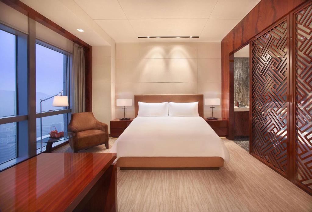 Postel nebo postele na pokoji v ubytování Grand Hyatt Shenzhen