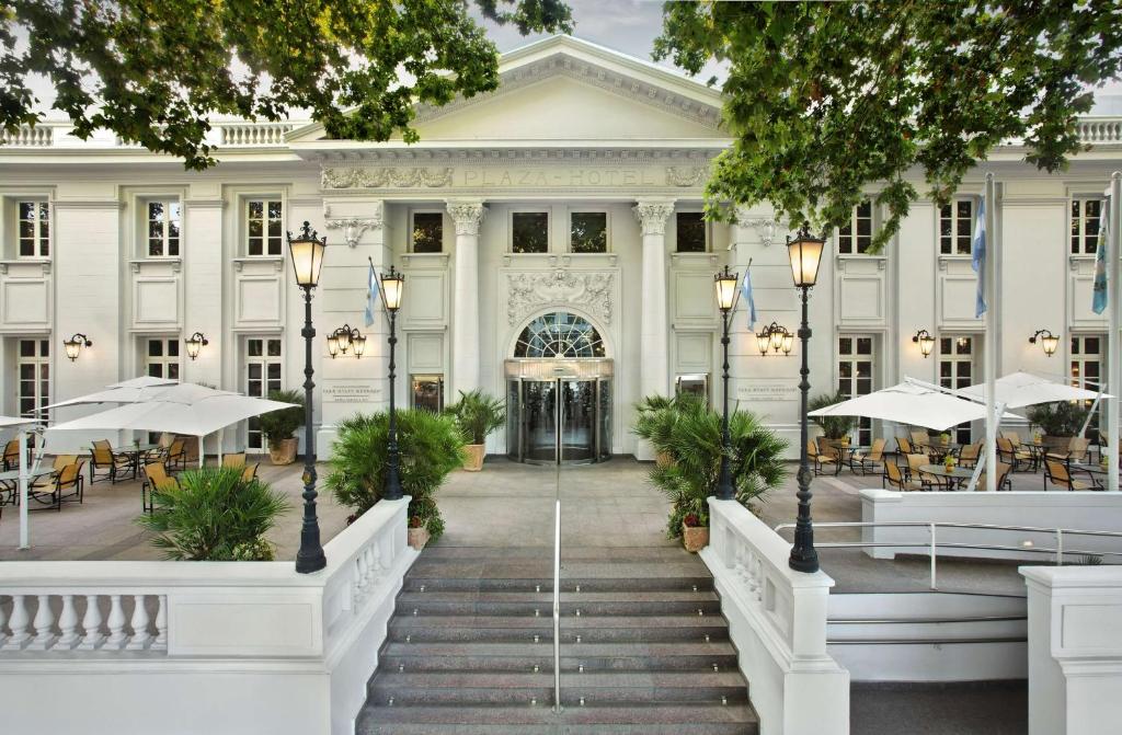 uma representação da frente de um edifício branco em Park Hyatt Mendoza Hotel, Casino & Spa em Mendoza