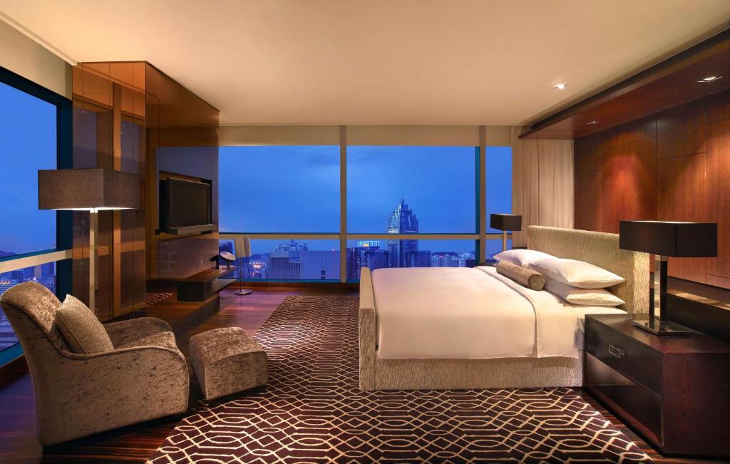 Postel nebo postele na pokoji v ubytování Grand Hyatt Shenzhen