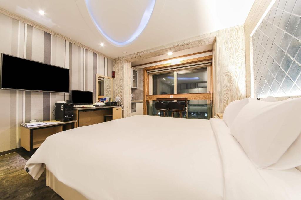 TV a/nebo společenská místnost v ubytování Hotel TopsVille