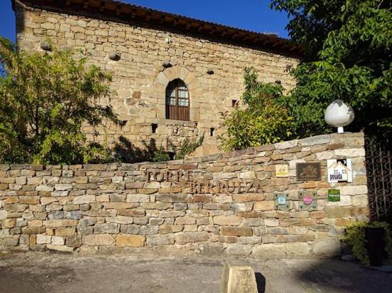 pared de piedra con ventana en un edificio en Posada Real Torre Berrueza, en Espinosa de los Monteros