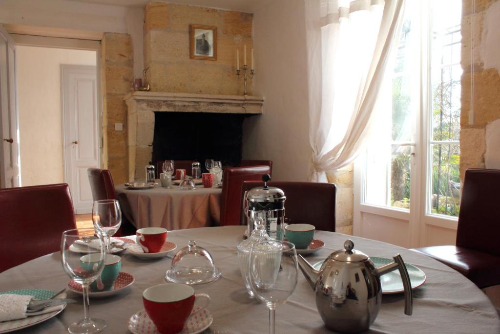 a dining room with a table with wine glasses at Relais de la Renaissance in Saint-Michel-de-Montaigne