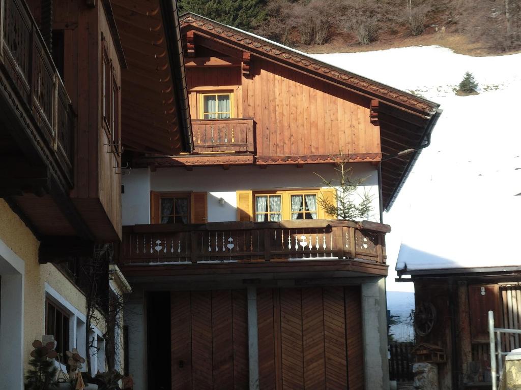 ein Haus mit einem Balkon an der Seite in der Unterkunft Obergarberhof in Sillian