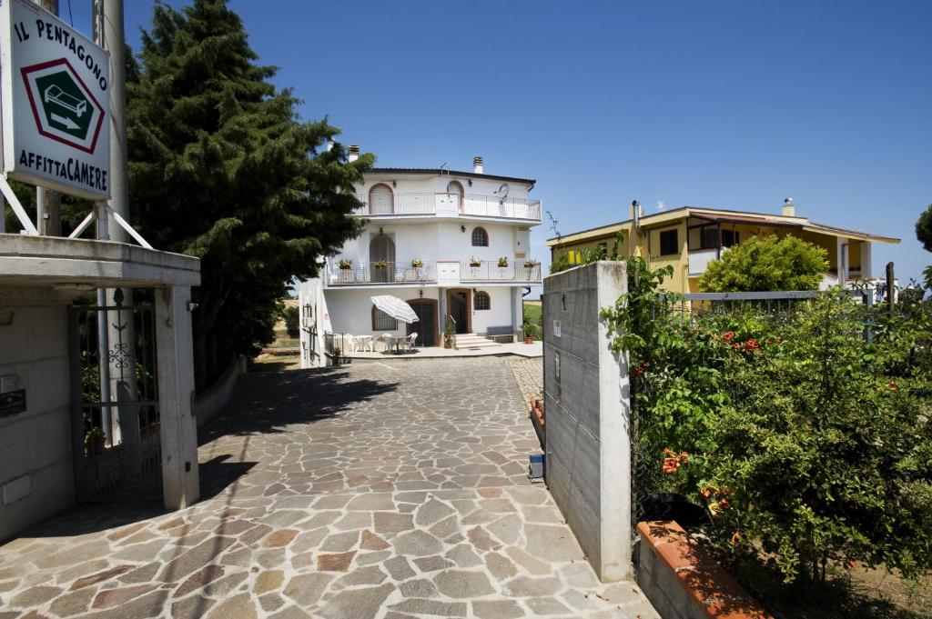Edifici on està situat l'hostal o pensió