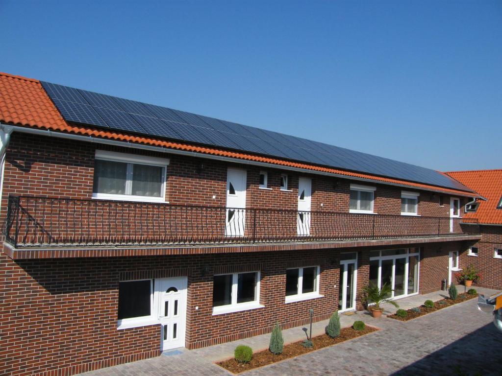 Andora Vendégház في Magyarbóly: مبنى به لوحات شمسية على سقفه