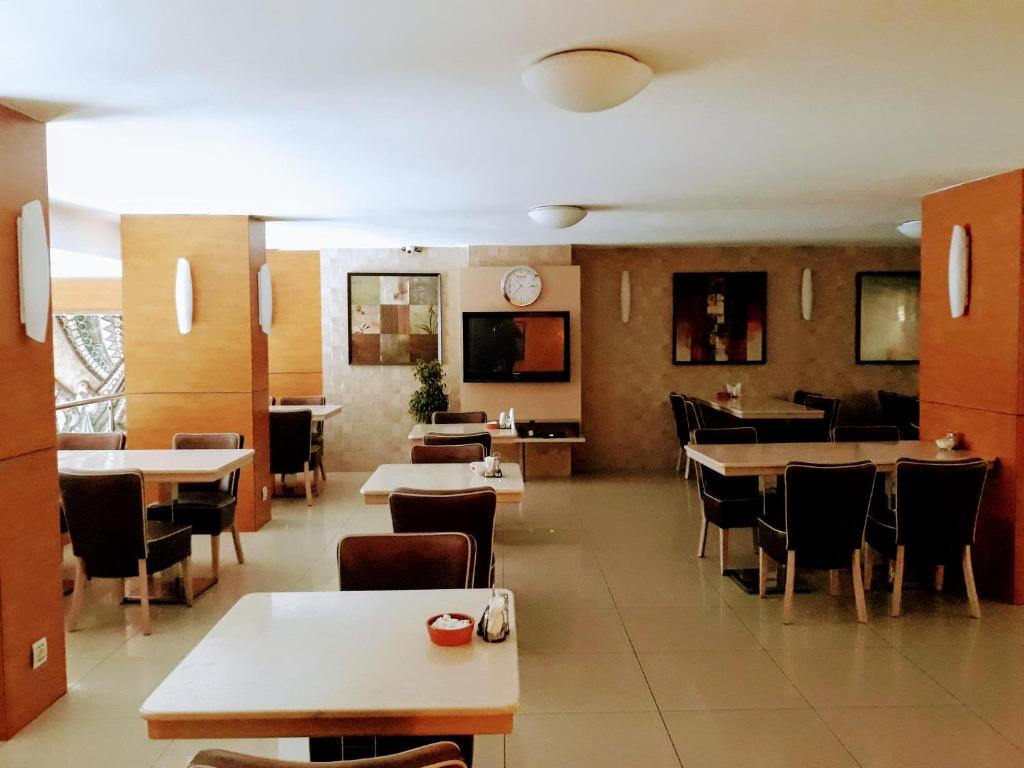 TV a/nebo společenská místnost v ubytování Merdan Hotel