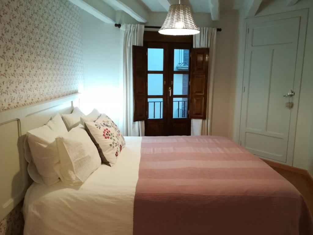 Ένα ή περισσότερα κρεβάτια σε δωμάτιο στο Allotjament turístic Cal Minguell