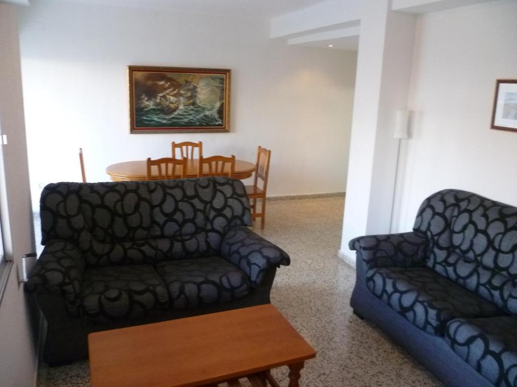 A seating area at Miralmar, 10º-69