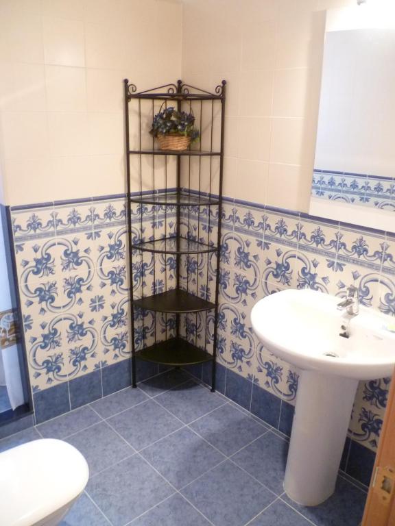 A bathroom at Miralmar, 10º-69
