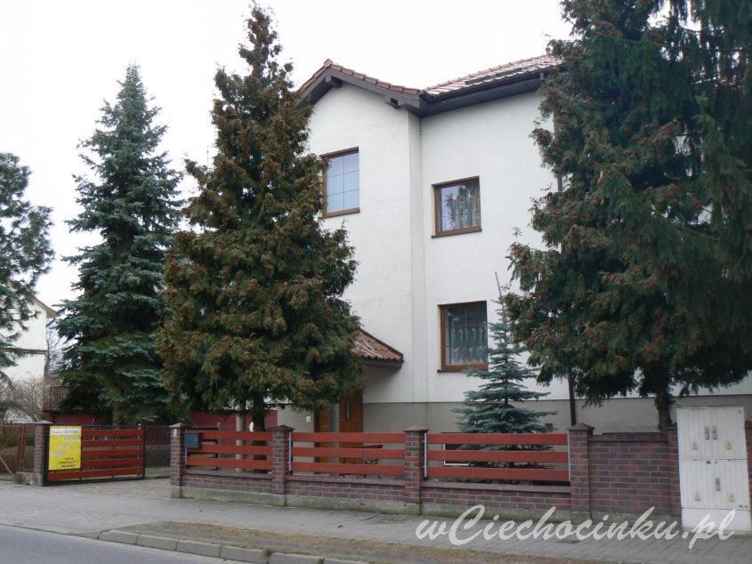 チェホチネクにあるCentrum wypoczynkuの目の前に木々が植えられた白い家