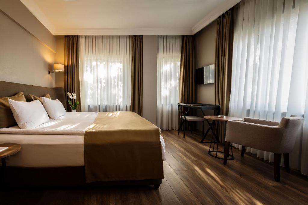 サムスンにあるMarin Otel & Restaurantのベッドとデスクが備わるホテルルームです。