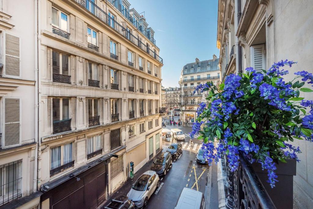 vue d'une rue de la ville avec des fleurs bleues suspendues aux bâtiments dans l'établissement WS Hôtel de Ville - Musée Pompidou, à Paris