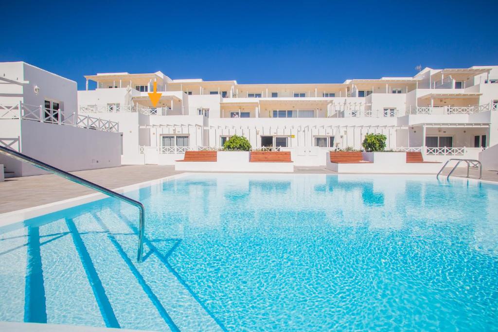 Bazén v ubytování Flower beach suites 17 nebo v jeho okolí