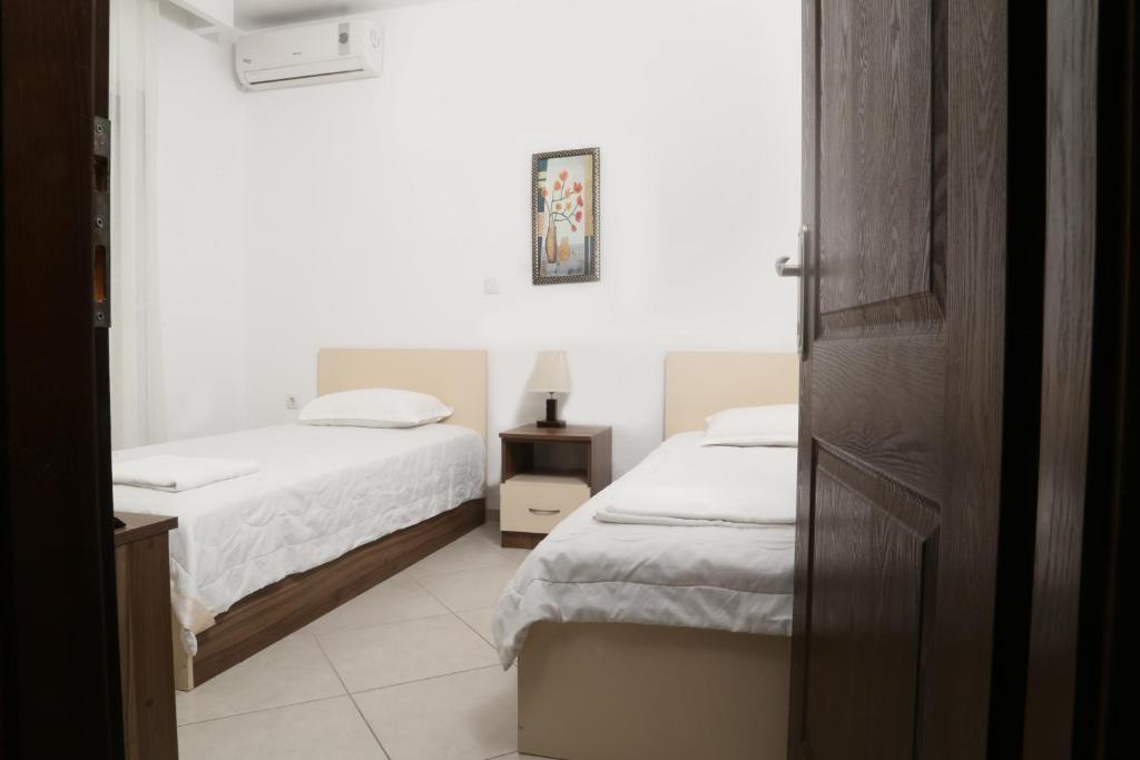 Sinanis Family Apartments - 10