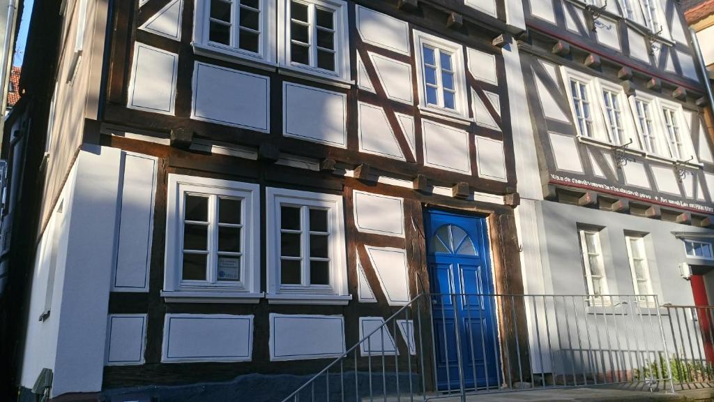 a building with a blue door and windows at Ferienwohnungen Homberger Altstadt in Homberg
