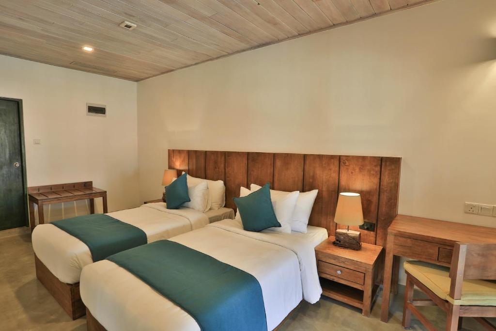 Postel nebo postele na pokoji v ubytování Regenta Arie Lagoon Negombo