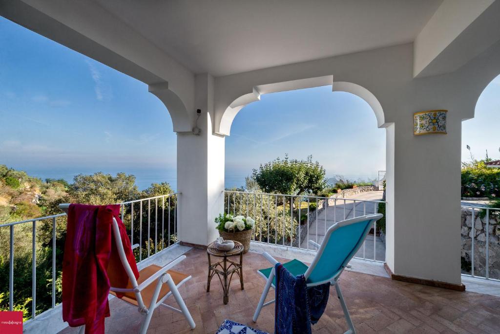 d'un balcon avec des chaises et une vue sur l'océan. dans l'établissement Il Nibbio, à Piano di Sorrento