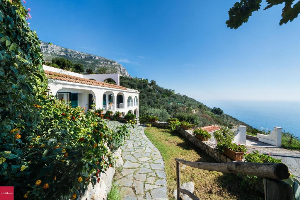 een huis op een heuvel naast de oceaan bij Il Nibbio in Piano di Sorrento
