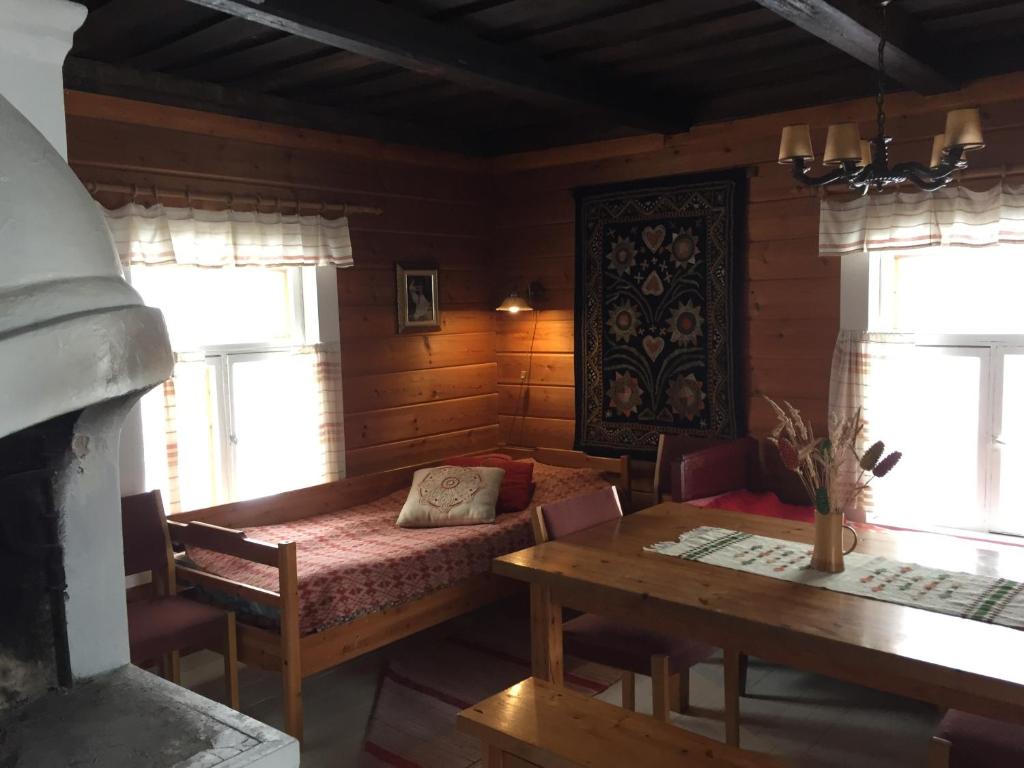 KalmariにあるLamminkangas Cottageのテーブルとベッド1台付きの部屋、ダイニングルームが備わる客室です。