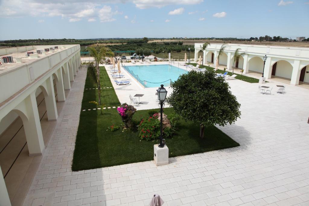 Bazén v ubytování Agri Hotel Conte Salentino nebo v jeho okolí