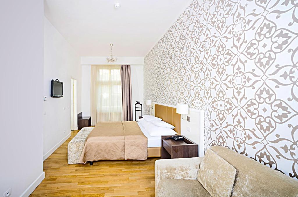 Postel nebo postele na pokoji v ubytování Deminka Palace