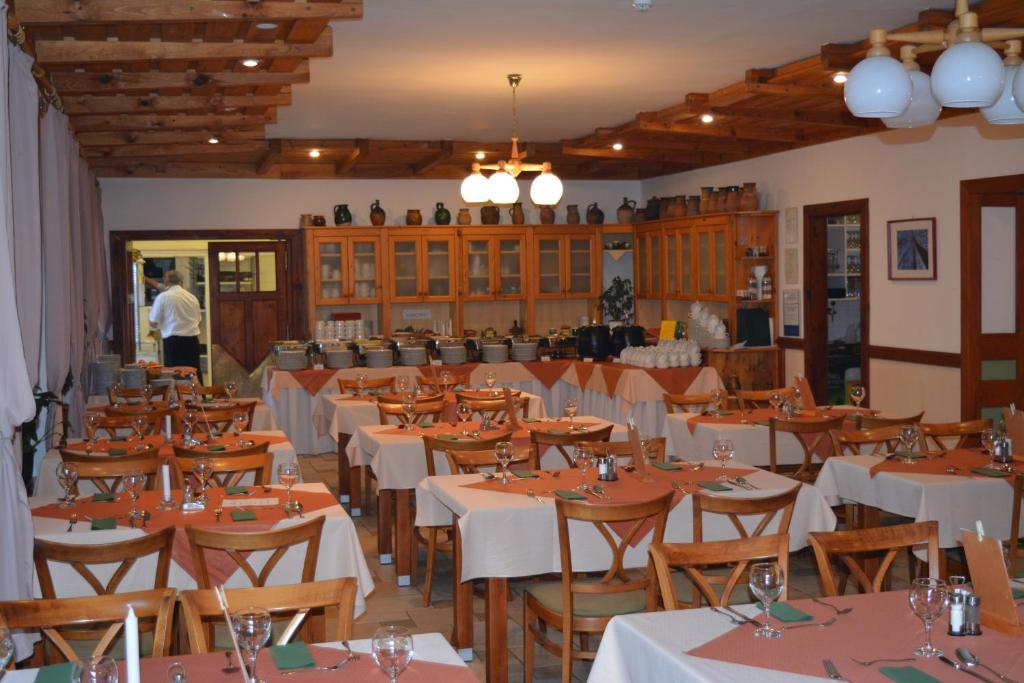 Restauracja lub miejsce do jedzenia w obiekcie Bakony Hotel