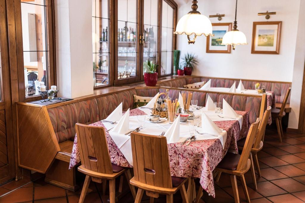 Restaurace v ubytování Gasthof zum Hirschen