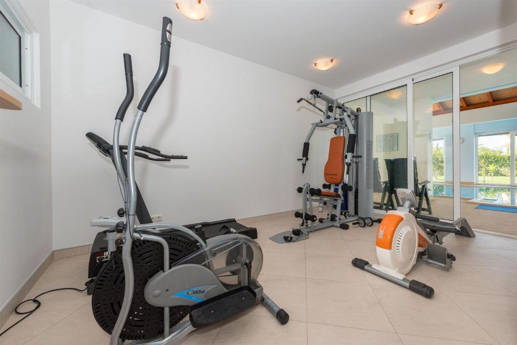 Posilňovňa alebo fitness centrum v ubytovaní Villa Betina