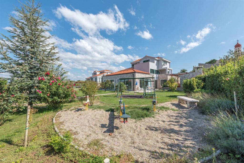 Vonkajšia záhrada v ubytovaní Villa Betina