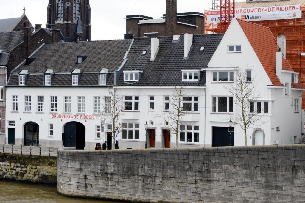 M-Maastricht في ماستريخت: مبنى ابيض كبير بجانب نهر