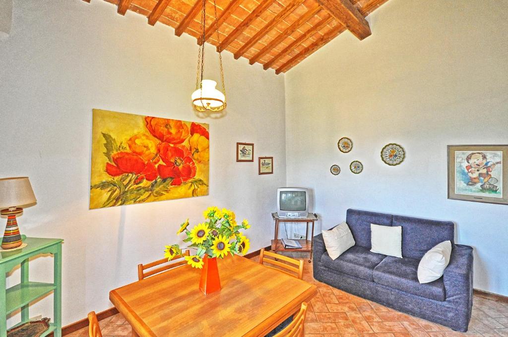 Część wypoczynkowa w obiekcie Vittoriana near San Gimignano by PosarelliVillas