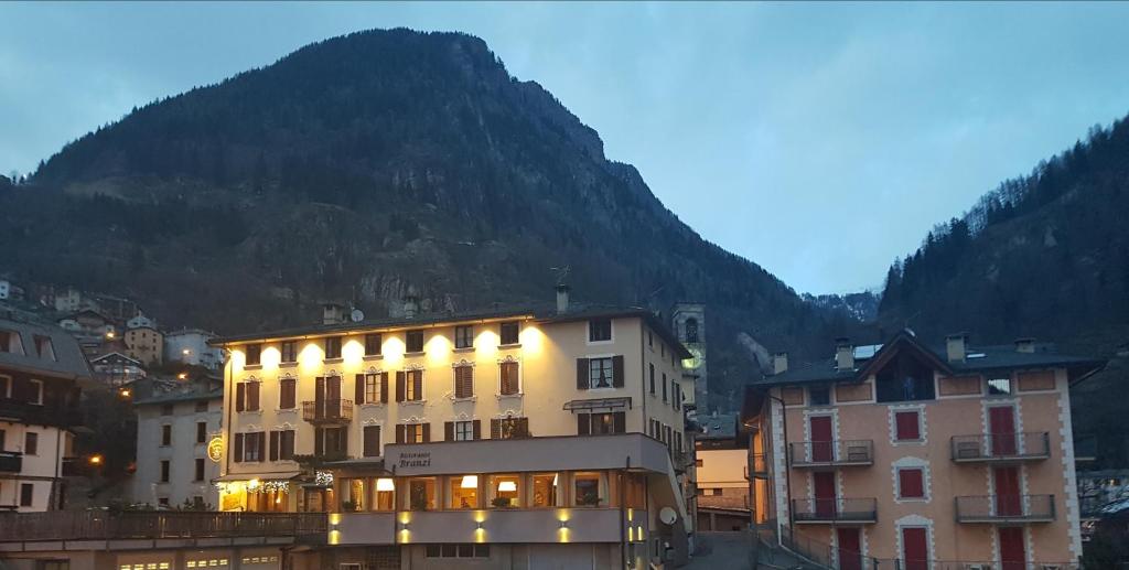 Nespecifikovaný výhled na hory nebo výhled na hory při pohledu z hotelu