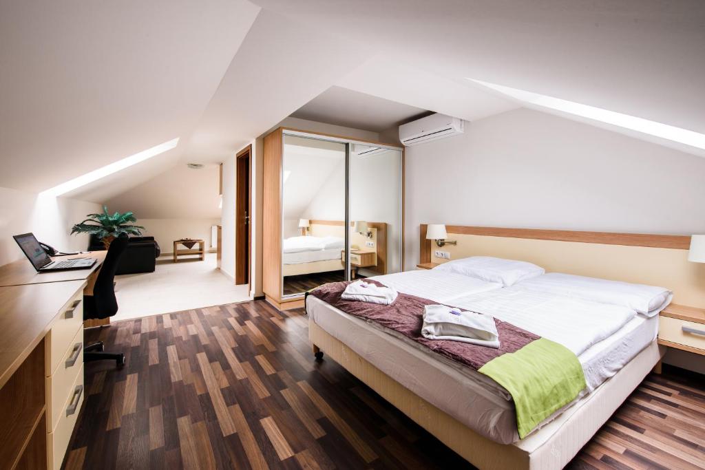 Postel nebo postele na pokoji v ubytování Hotel Garzon Plaza