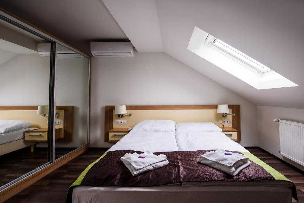 Postel nebo postele na pokoji v ubytování Hotel Garzon Plaza