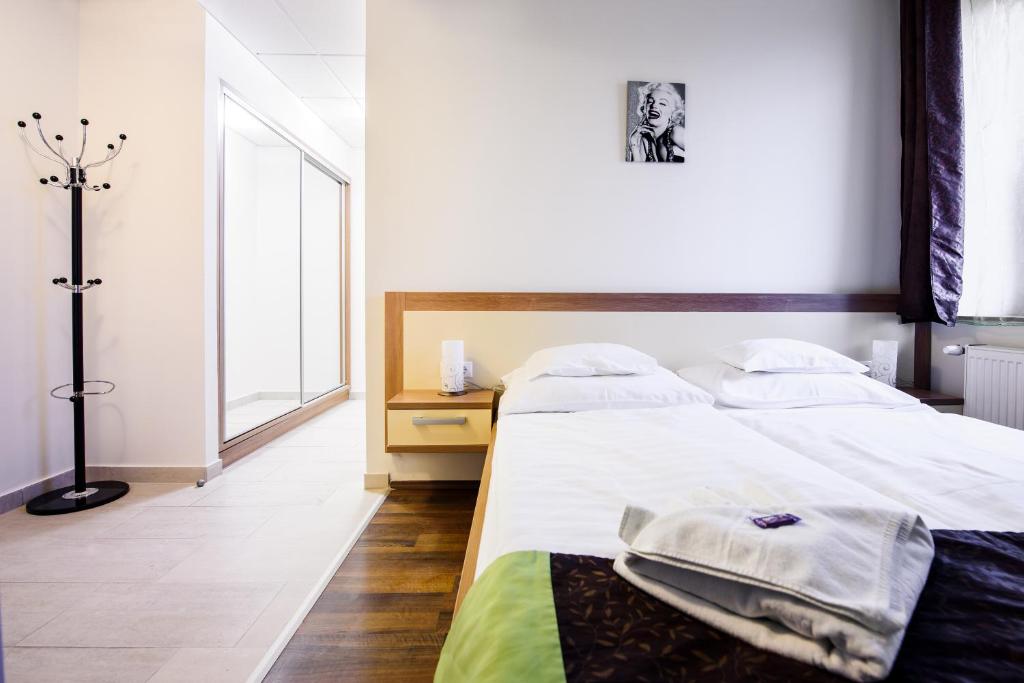 Postel nebo postele na pokoji v ubytování Hotel Garzon Plaza