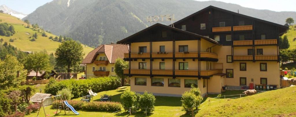 Nespecifikovaný výhled na hory nebo výhled na hory při pohledu z hotelu